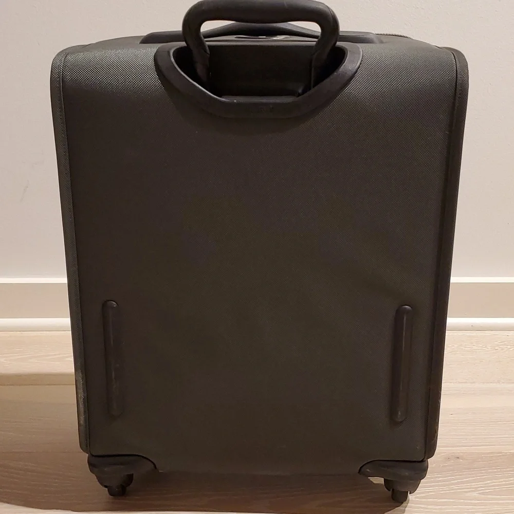 Tumi Expandable International Carry-on Luggage Suitcase in Gray